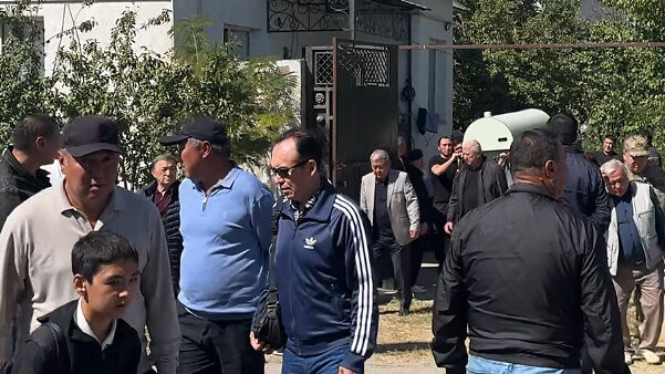 Қара нәсілді еркектердің аузына тығылып жатқан суреттері